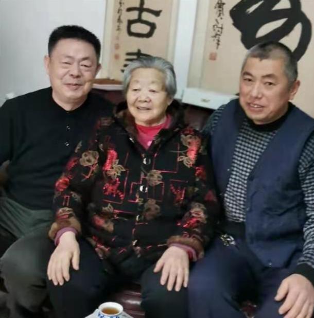 刘广、刘波和母亲.jpg