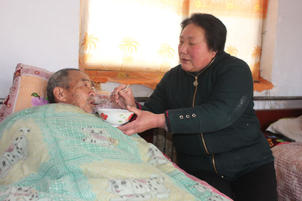 李桂英敬老爱老塑造巾帼典范